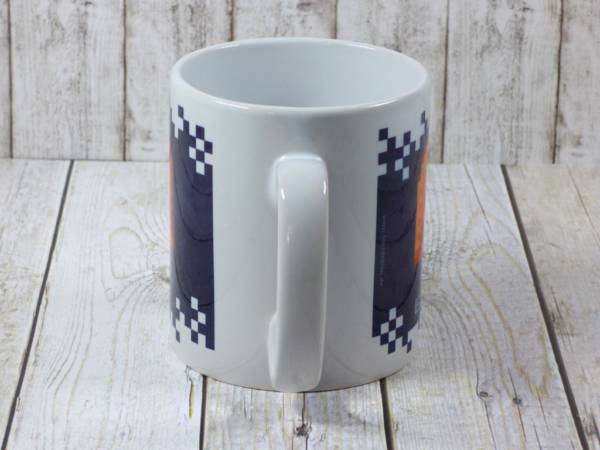 Pixel-Style Becher