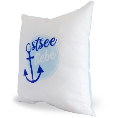 Dekoratives maritimes Zierkissen “Ostsee Liebe” mit Anker  | Rückseite hellblau aus Baumwolle, vorne aus Polyester | 40x40cm