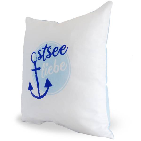 Dekoratives maritimes Zierkissen „Ostsee Liebe“ mit Anker  | Rückseite hellblau aus Baumwolle, vorne aus Polyester | 40x40cm