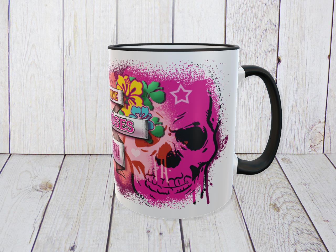 Namensbecher mit Totenkopf und Blüten bedruckt 