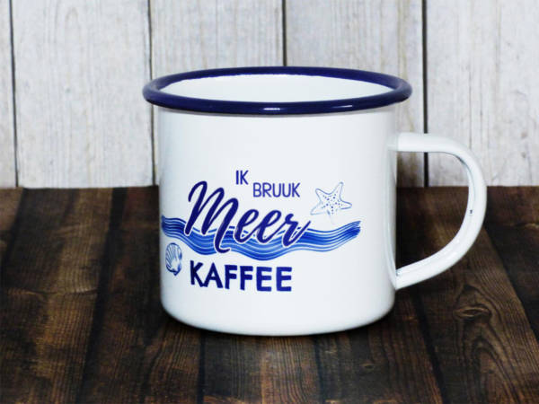 Emaille Becher mit maritimem Motiv und Spruch auf Norddeutsch
