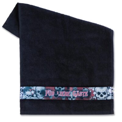 Kleines Frottee Handtuch 30x50cm in schwarz mit Totenkopf-Design und Spruch ‘Für liebe Gäste’