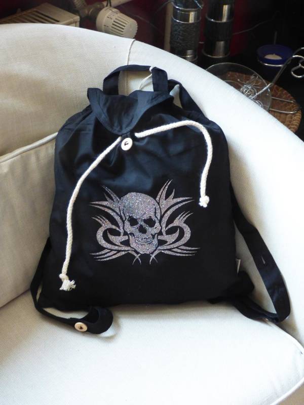 Cooler Rucksack in Schwarz mit Skull-Motiv