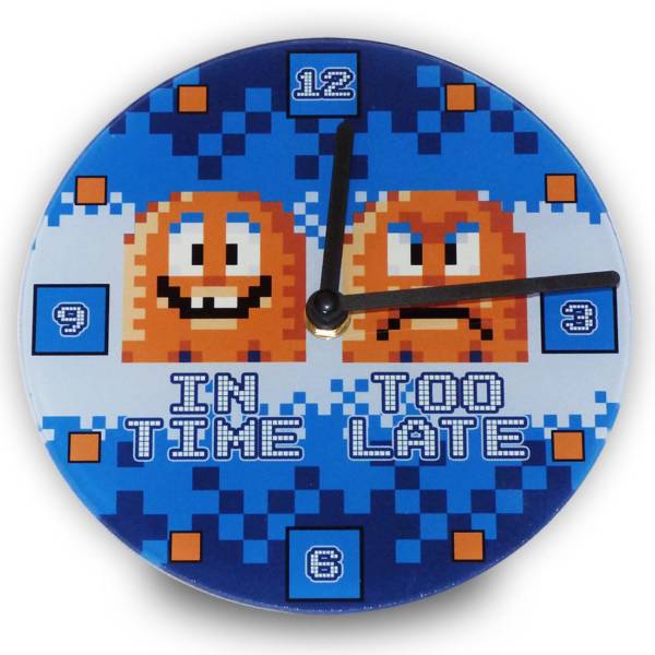 Lustige Pixel-Art Wanduhr im Retro Design aus Glas 18 x 18 cm