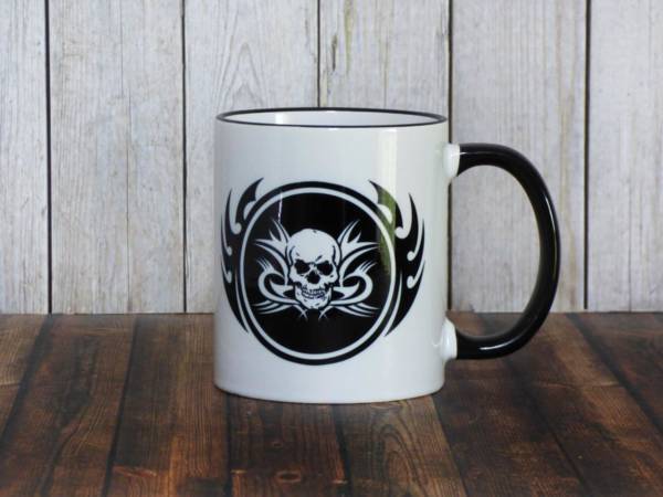 Kaffeebecher mit Totenkopf und Tribals