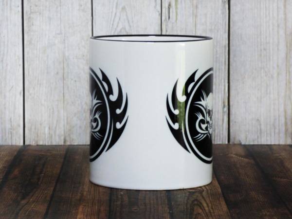 Keramikbecher mit Totenkopf