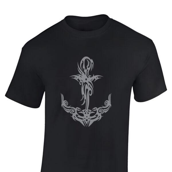 T Shirt mit Anker Herren im coolen Tribal Tattoo Design | Geschenke für Gothic Fans und Meer Liebhaber