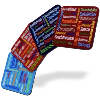 Lustige Untersetzer mit Schimpfwörtern im Dialekt als humorvolles Geschenk | 4er Set | quadratisch | Holz