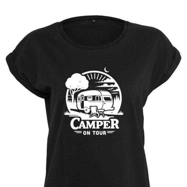 Tolles Camping T Shirt für Damen mit Wohnwagen und Spruch ‚Camper on Tour‘ | 100% Baumwolle