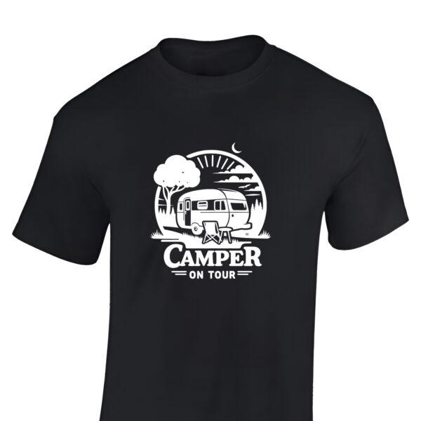 Herren Camper Sprüche T Shirt mit Wohnwagen und Spruch ‘Camper on Tour’ | 100% Baumwolle