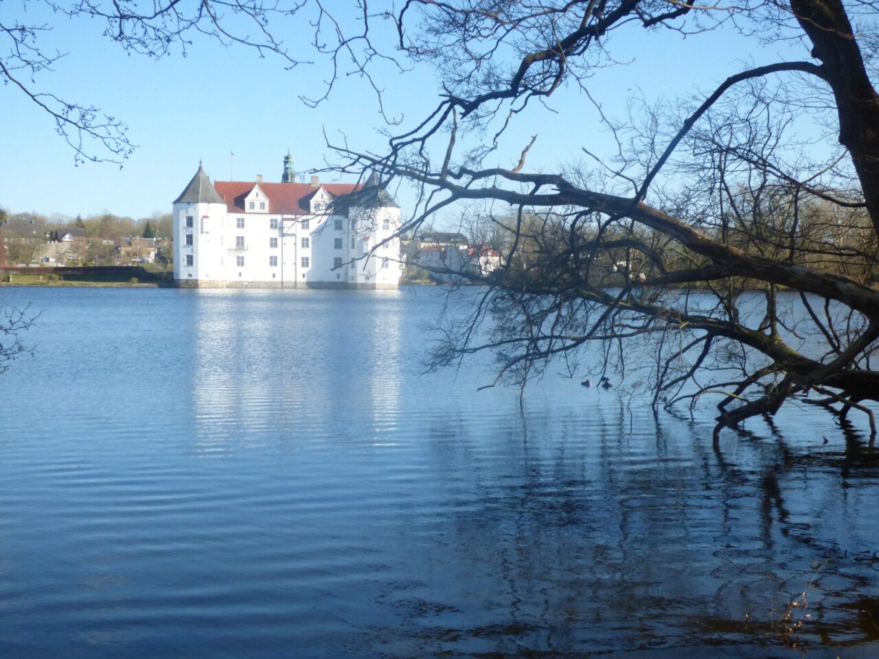 Das Glücksburger Wasserschloss in malerischer Umgebung